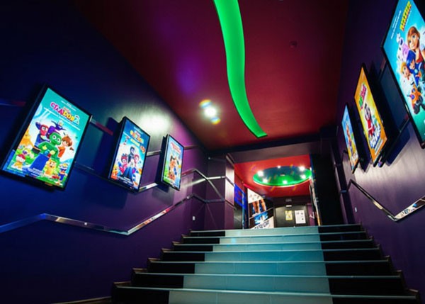 Оценка полноты покрытия рекламной кампании нового фильма.